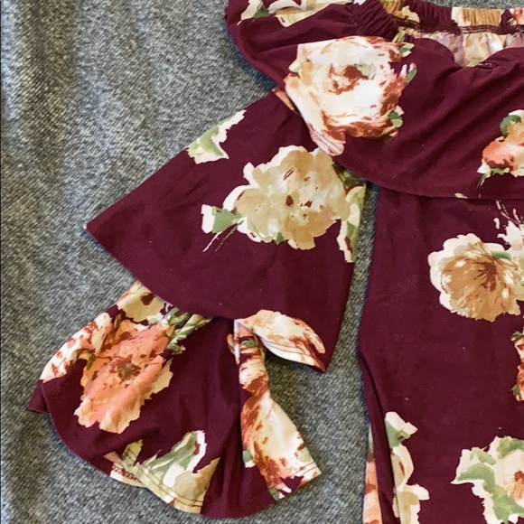 Flower top with loose sleeves - Picture 2 of 2